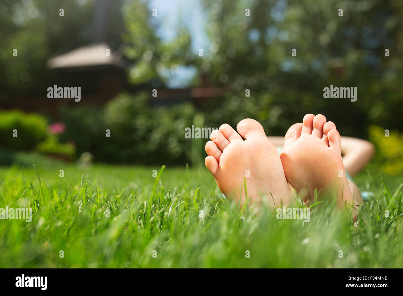 Petite fille pieds Banque de photographies et d’images à haute résolution Alamy