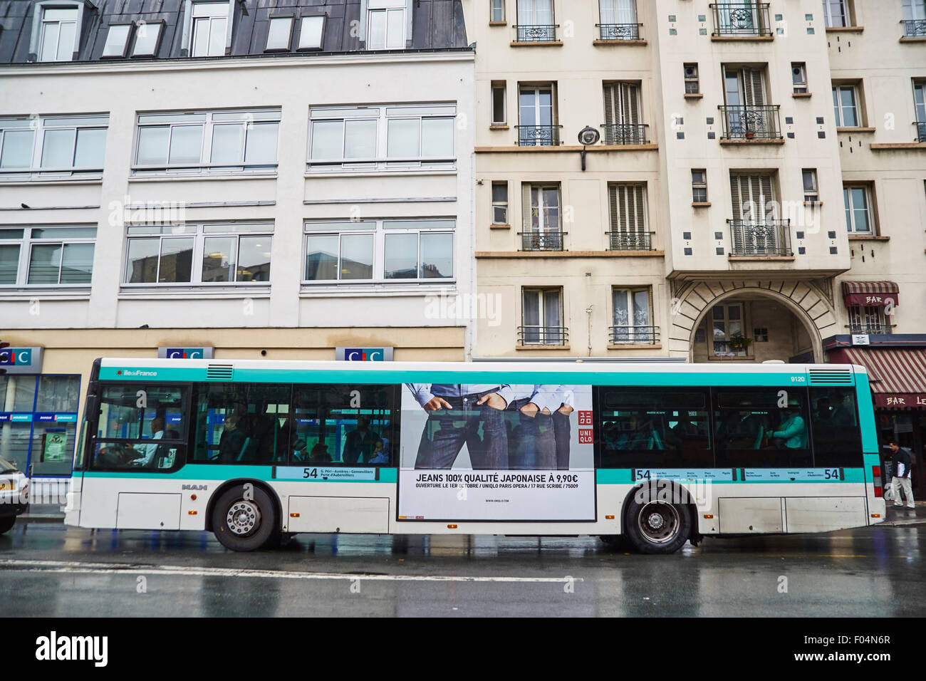 Bus RATP fonctionnant sur une rue proche de la Gare de l'est Photo Stock -  Alamy