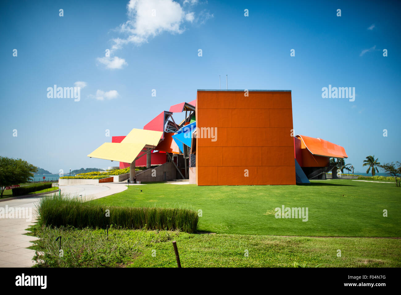 Biomuseo Frank Gehry Building Panama City // PANAMA CITY, Panama — ouvert aux visiteurs en octobre 2014 et abrité dans un bâtiment distinctif conçu par le célèbre architecte Frank Gehry, le Biomuseo s’est concentré sur la biodiversité du Panama et le rôle particulier que l’isthme panaméen a joué comme pont terrestre entre l’Amérique du Nord et l’Amérique du Sud. Il est situé sur la chaussée de Panama City, avec vue sur le Pacifique d'un côté et l'entrée du canal de Panama de l'autre. Banque D'Images