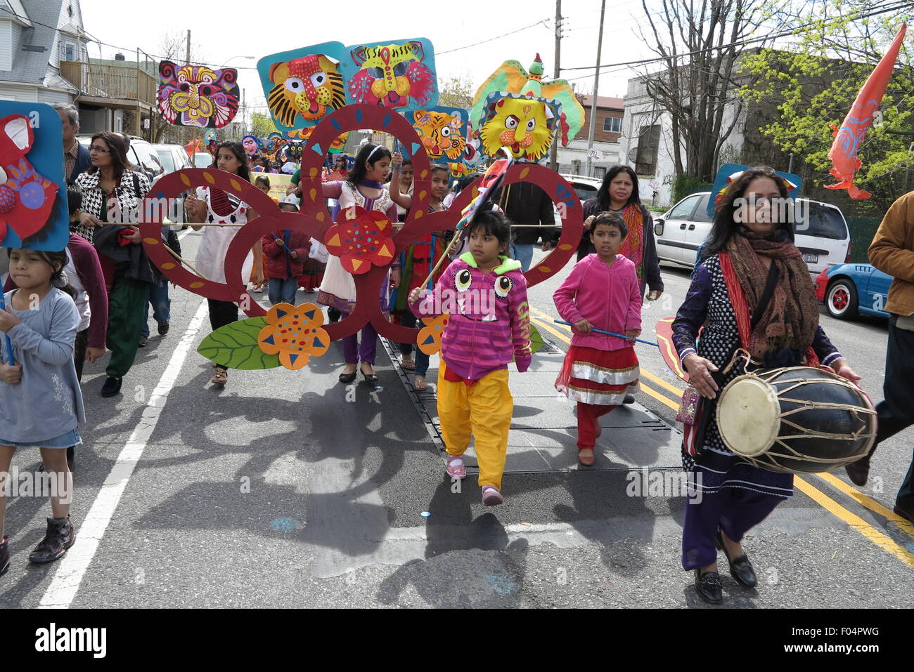 Le festival du Nouvel An bengali et Parade, peu le Bangladesh, section de Kensington, Brooklyn, NY, 2013. Banque D'Images