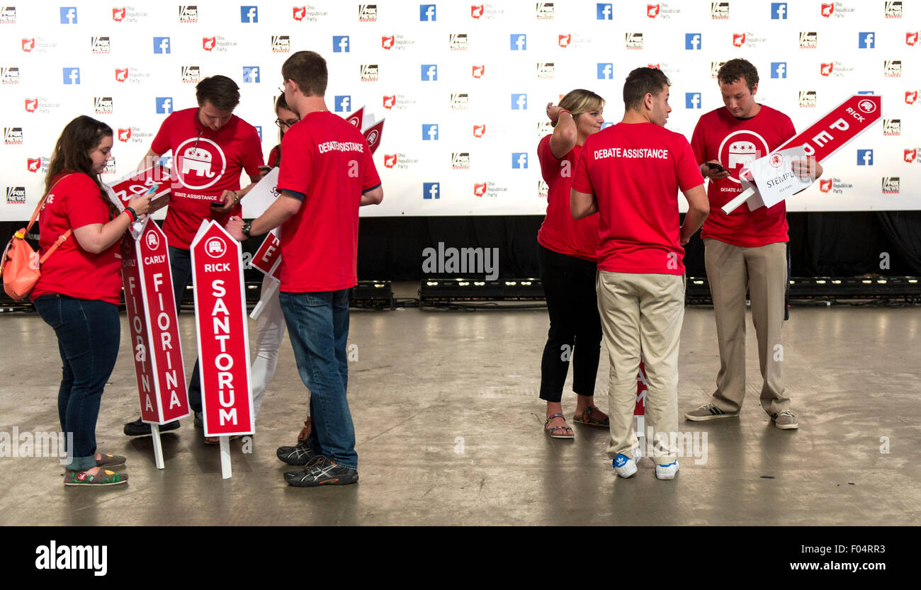 Cleveland, Ohio, USA. 6e août, 2015. Bénévoles prêts signalisation dans la chambre de spin au cours de la première des deux débats présidentiels 2015 républicaine à la Quicken Loans Arena pour les prochaines élections de 2016, 15 mois à partir de maintenant. L'élection présidentielle américaine de 2016 aura lieu le mardi 8 novembre 2016. Ce sera la 58e élection présidentielle américaine quadriennale. Les électeurs dans l'élection présidentielle permettra de sélectionner les électeurs qui à leur tour éliront un nouveau Président et Vice-président des États-Unis d'Amérique. © Brian Cahn/ZUMA/Alamy Fil Live News Banque D'Images