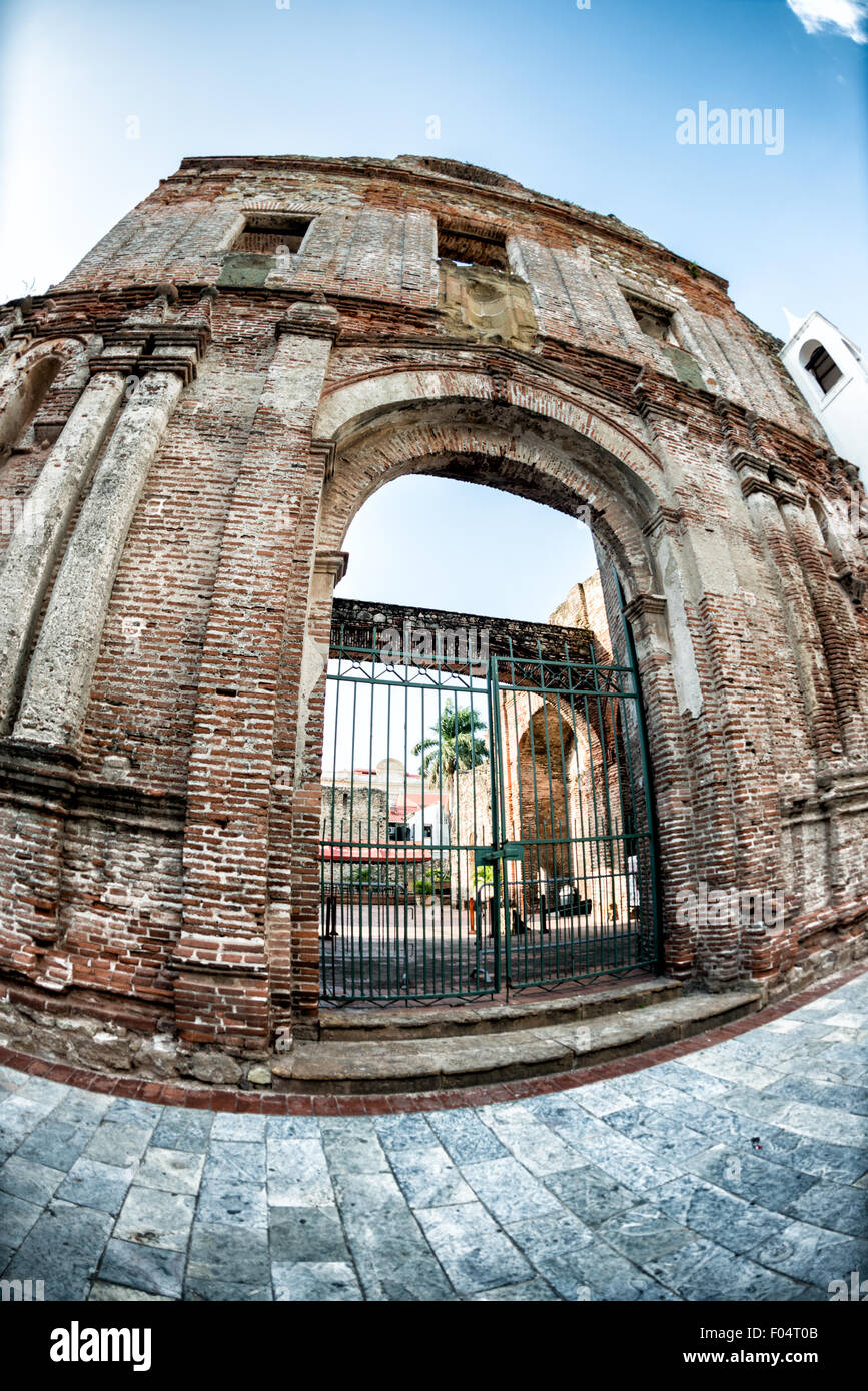 PANAMA CITY, Panama — le célèbre Arco Chato (Arc plat) se dresse dans les ruines d'Iglesia Santo Domingo à Casco Viejo. Cette merveille architecturale, qui a survécu pendant des siècles sans soutien évident, a joué un rôle crucial dans la tentative du Panama d'accueillir le canal de Panama. Banque D'Images