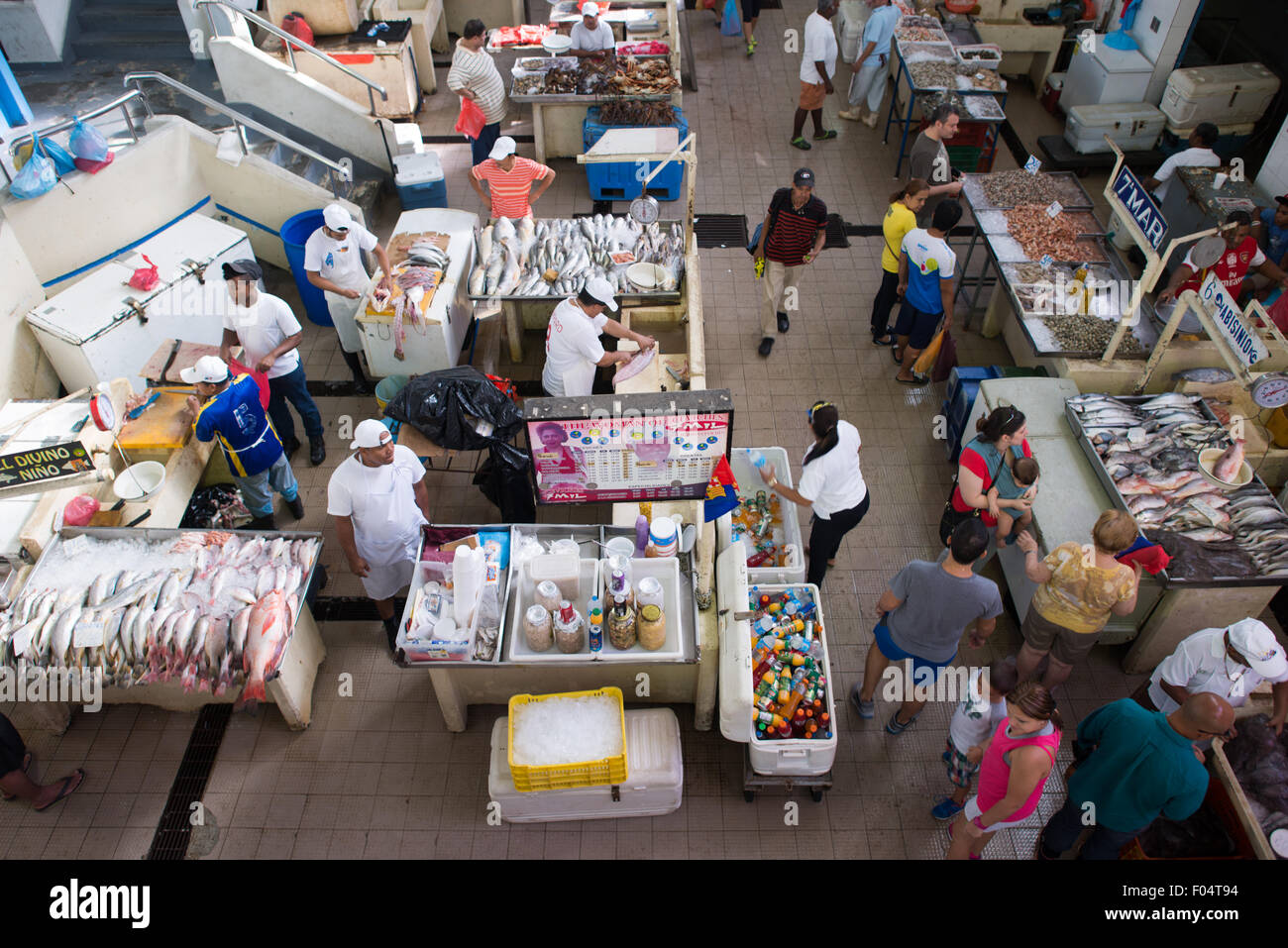 PANAMA CITY, Panama — le Marcado de Mariscos (marché de fruits de mer) sur le front de mer à côté de Casco Viejo à Panama City. Dans une section, les vendeurs vendent des fruits de mer frais de tous types, tandis qu'à côté se trouvent une série de restaurants de fruits de mer en plein air où le ceviche est une spécialité. Banque D'Images