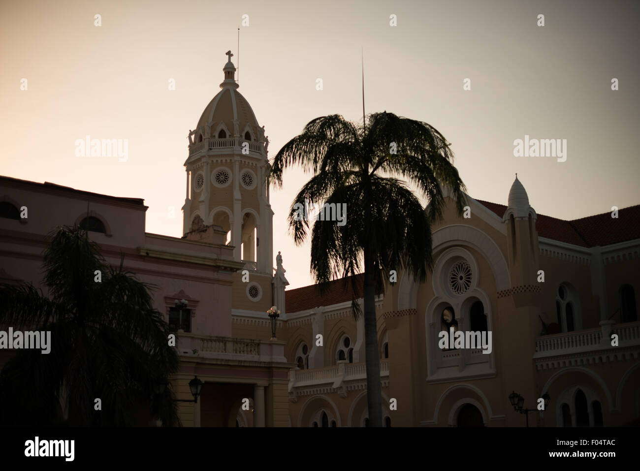 Iglesia San Francisco de Asis rénovation Panama City // PANAMA CITY, Panama — Iglesia San Francisco de Asis, une église historique faisant face à la Plaza Bolivar à Casco Viejo, est en rénovation. Détruit deux fois par un incendie au milieu des années 1700, ce monument colonial se dresse en face du Théâtre national sur le front de mer, incarnant les efforts continus de Panama City pour préserver son patrimoine architectural. Banque D'Images