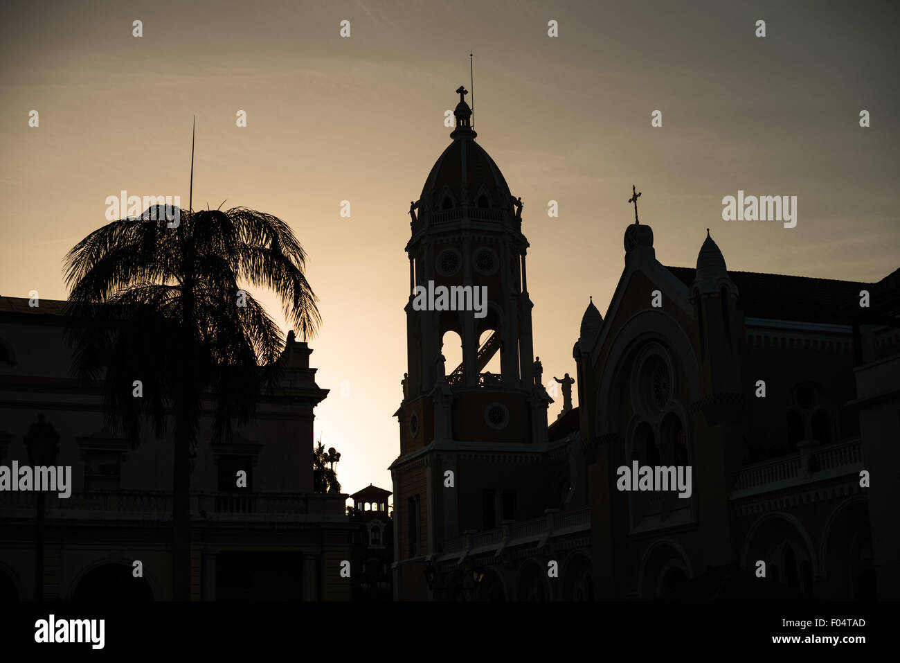 Iglesia San Francisco de Asis Silhouette Casco Viejo Panama City // PANAMA CITY, Panama — la silhouette de Iglesia San Francisco de Asis se dresse de façon spectaculaire face au coucher du soleil dans le quartier historique de Casco Viejo à Panama City. L'architecture coloniale distinctive de l'église et le clocher sont soulignés par les teintes chaudes de la lumière du jour qui s'estompe. Détruit deux fois par un incendie au milieu des années 1700, ce monument historique fait face à la Plaza Bolivar et est situé en face du Théâtre National sur le front de mer. L'église silhouette illustre le riche patrimoine architectural de Panama City, actuellement en cours de préservation Banque D'Images