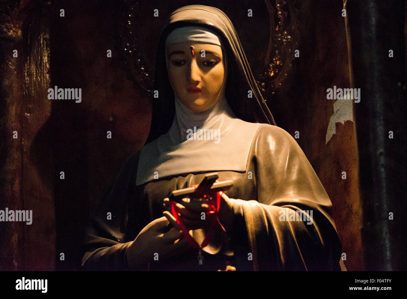 Statue de Sainte Rita de Cascia la Iglesia de la Merced Panama City // PANAMA CITY, Panama — Une statue de Sainte Rita de Cascia se dresse à l'intérieur de la Iglesia de la Merced dans le quartier historique de Casco Viejo à Panama City. Connue comme la « sainte des causes impossibles », Rita (1381-1457) était une religieuse augustinienne italienne canonisée en 1900 et est souvent invoquée pour des difficultés conjugales et des situations apparemment désespérées. L'église, datant du XVIIe siècle, était l'une des rares structures relocalisées pierre par pierre de la ville de Panama (Panama Viejo) après sa destruction par le pirate Henry Morgan en 167 Banque D'Images