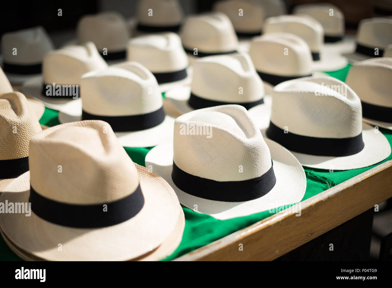 La ville de Panama, Panama--Lignes de nouveaux chapeaux Panama à vendre à  un marché dans Casco Viejo à Panama City, au Panama. Le style de chapeau  est caractéristique de la région Photo