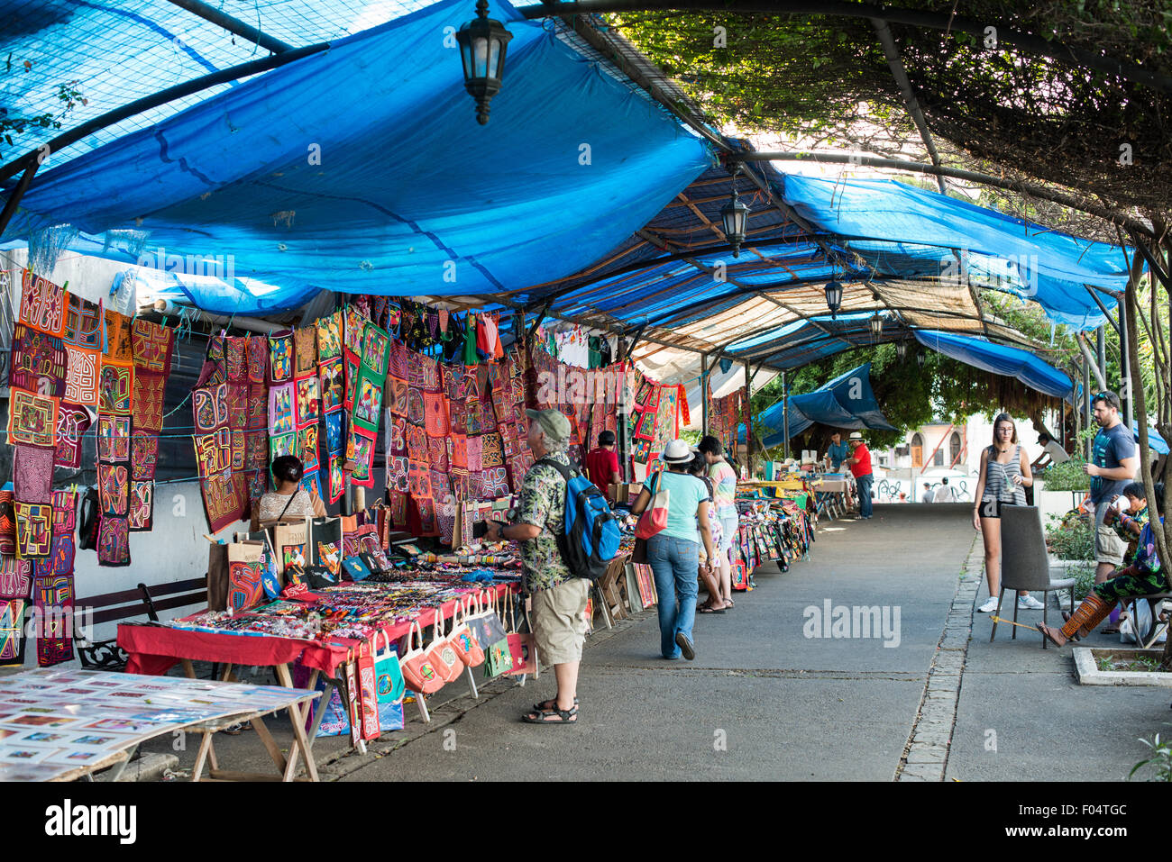 PANAMA CITY, Panama — textiles tissés colorés dans des styles locaux à vendre sur un marché touristique sur le front de mer de Casco Viejo, la vieille ville historique de Panama City, Panama. Banque D'Images