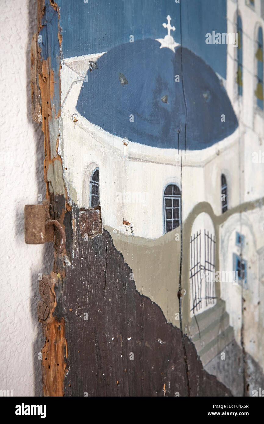 Peinture d'une église au dôme bleu grec sur un volet en bois Banque D'Images