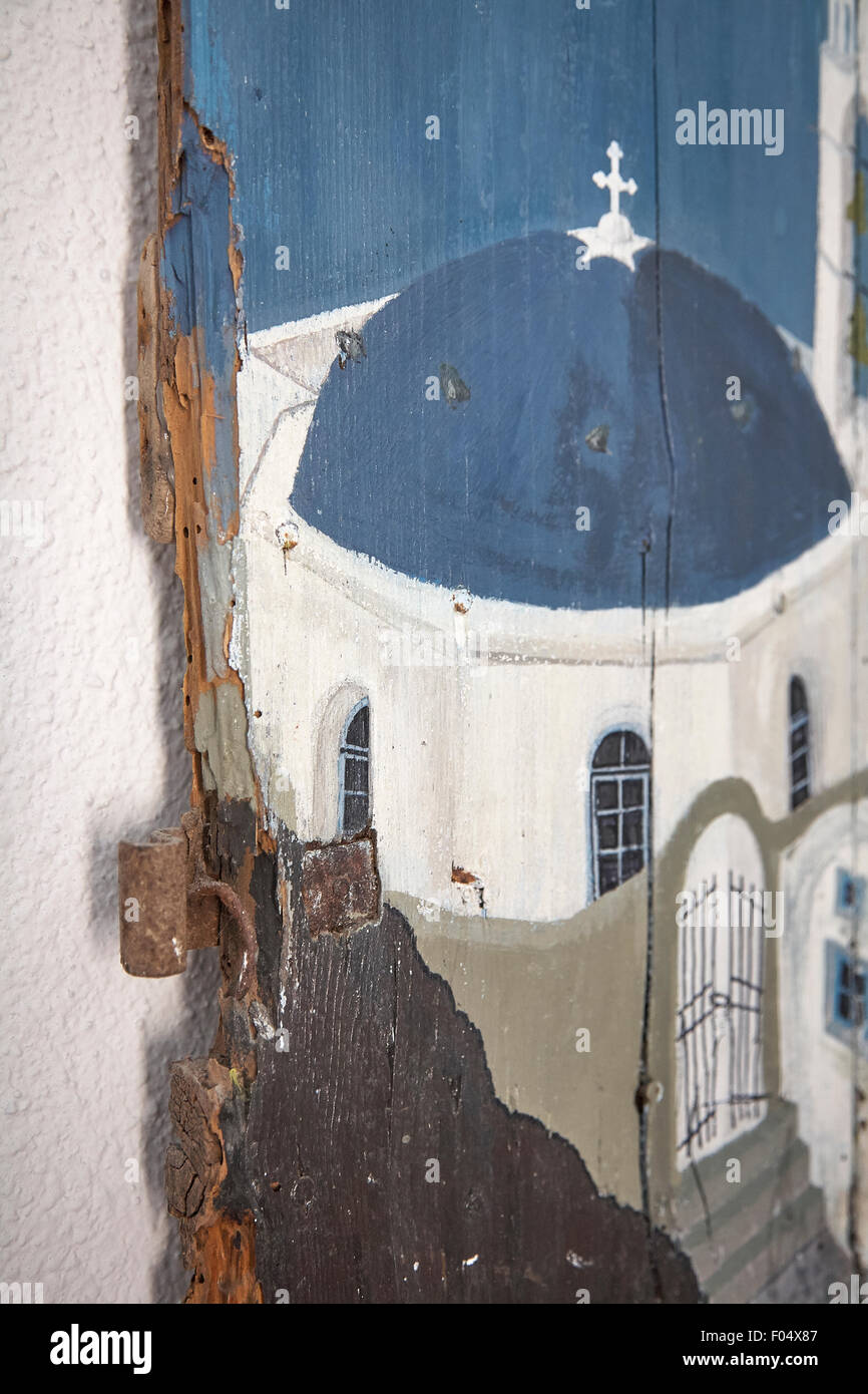 Peinture d'une église au dôme bleu grec sur un volet en bois Banque D'Images