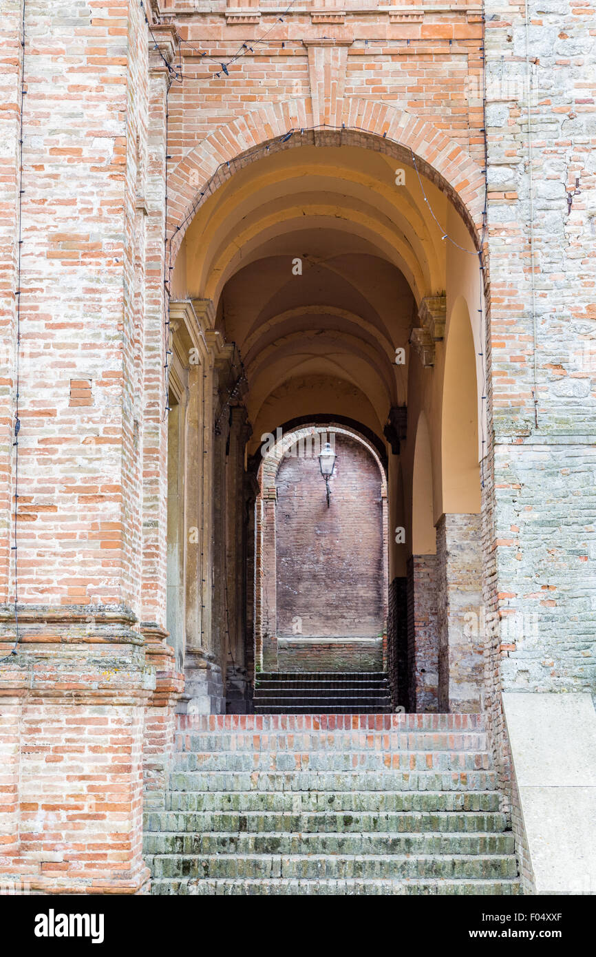 Des rues médiévales et des souvenirs anciens - le labyrinthe de ruelles et archs arrondie d'un village médiéval en Italie, entre les bâtiments historiques et des maisons privées Banque D'Images