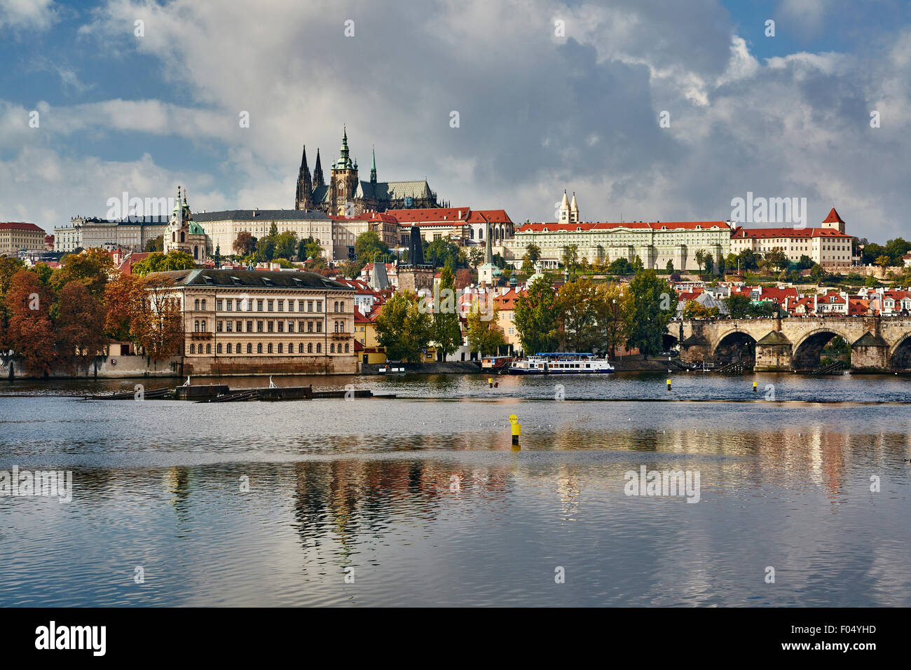 Le pont Charles, le château de Prague et du centre historique, Prague, République Tchèque Banque D'Images