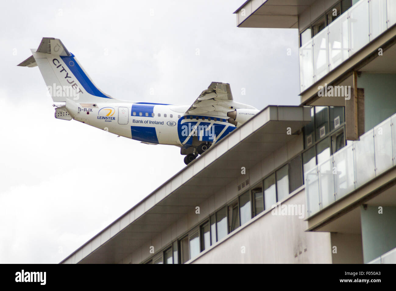 Cityjet Dornier 328-110 l'atterrissage à l'aéroport de la ville de London Docklands, développement atteindre galions Banque D'Images