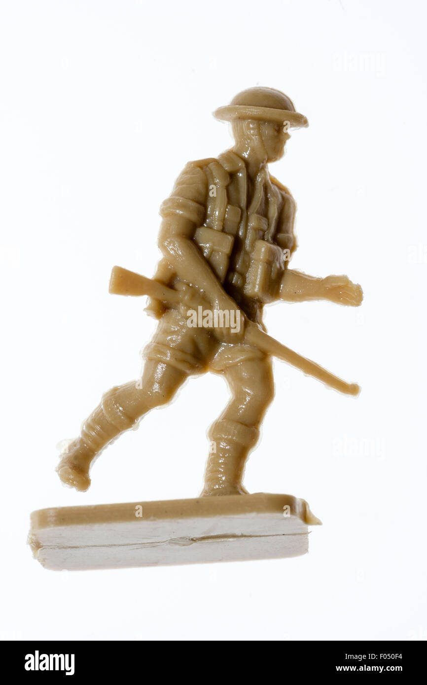 Airfix maquette HO/00 toy figure. Deuxième série 8e Armée seconde guerre mondiale soldat, exécutant avec fusil en main sur fond blanc. Banque D'Images