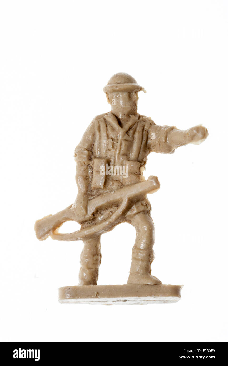 Airfix maquette HO/00 toy figure. Première série 8e Armée seconde guerre mondiale soldat, marcher l'exécution carabine et atteindre les gens. Arrière-plan blanc uni. Banque D'Images