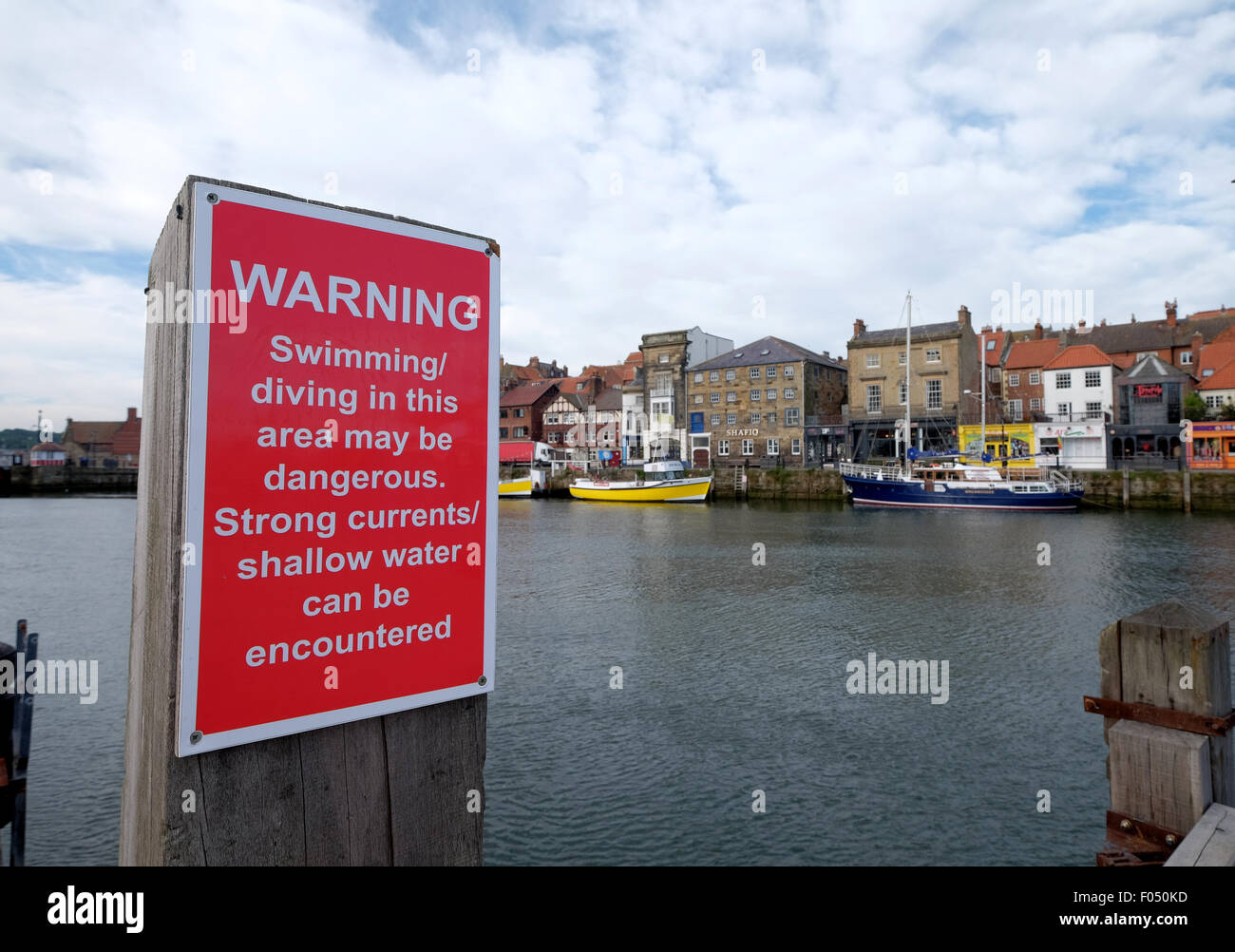 Signer un avertissement sur les dangers de la plongée le saut et la natation à Whitby Harbour quayside Banque D'Images