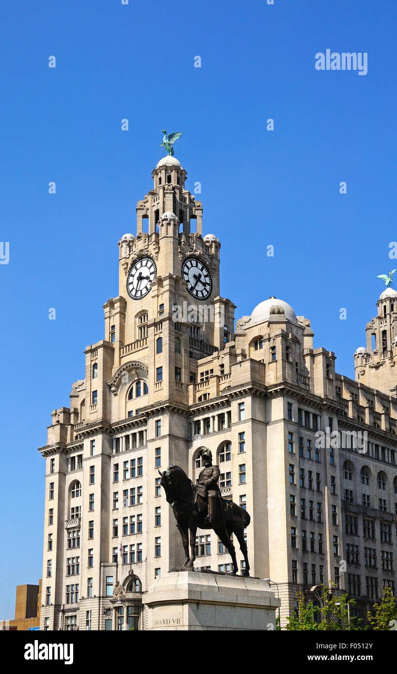 Le Royal Liver Building à Pier Head avec une statue du roi Édouard VII au premier plan, Liverpool, Merseyside, England, UK. Banque D'Images