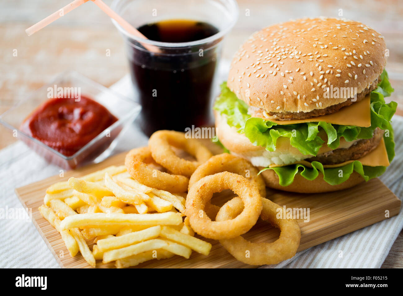Close up of fast food des collations et des boissons sur la table Banque D'Images