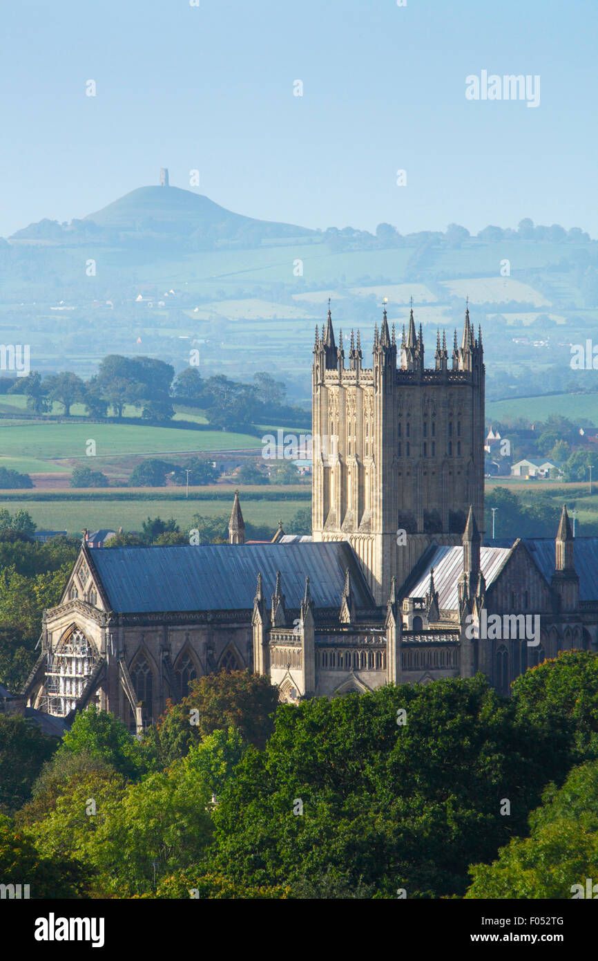 Wells Cathedral avec Tor de Glastonbury au loin. Le Somerset. L'Angleterre. UK. Banque D'Images Wells Cathedral avec Tor de Glastonbury au loin. Le Somerset. L'Angleterre. UK. Banque D'Images
