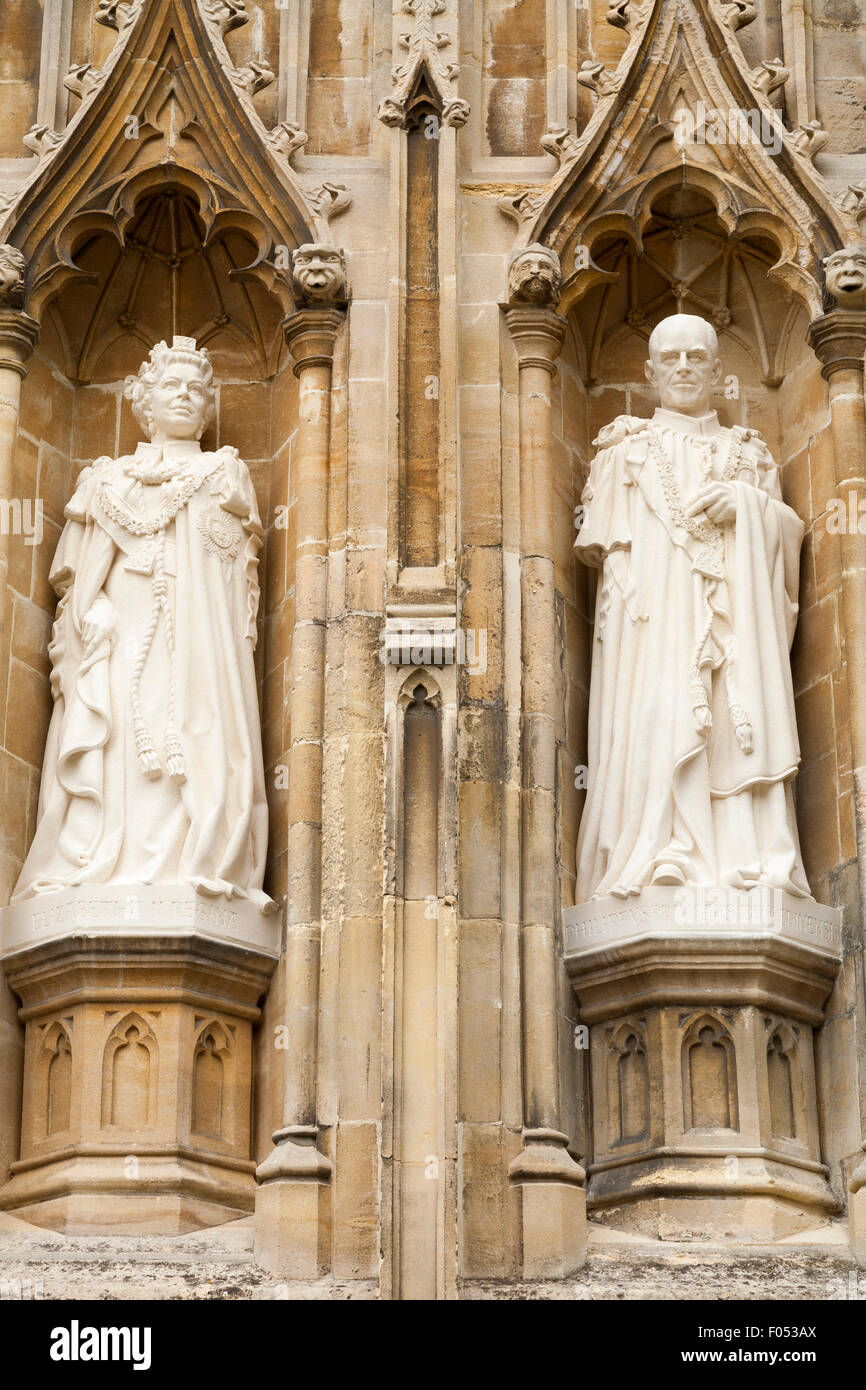 Les Statues de la Reine et le Prince Philip, duc d'Édimbourg, à la Cathédrale de Canterbury par le sculpteur Nina Bilbey pour marquer le jubilé de diamant de la Reine. UK Banque D'Images