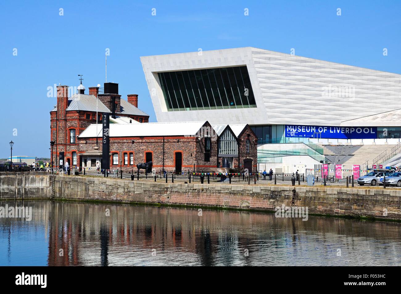 Le Musée de Liverpool au Pier Head vu à travers Canning Dock, Liverpool, Merseyside, England, UK, Europe de l'Ouest. Banque D'Images