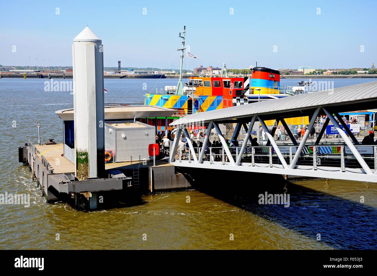 Ferry amarré au port des ferries à Pier Head, Liverpool, Merseyside, England, UK, Europe de l'Ouest. Banque D'Images