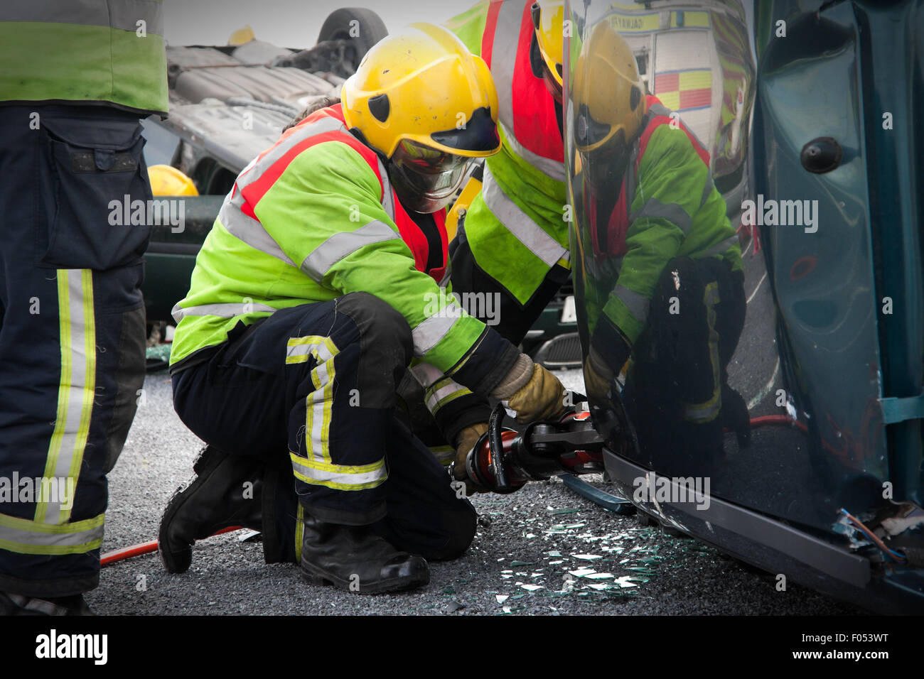 D'Incendie et de secours des unités d'urgence à l'accident de voiture avec filtre en coin d'alimentation Banque D'Images