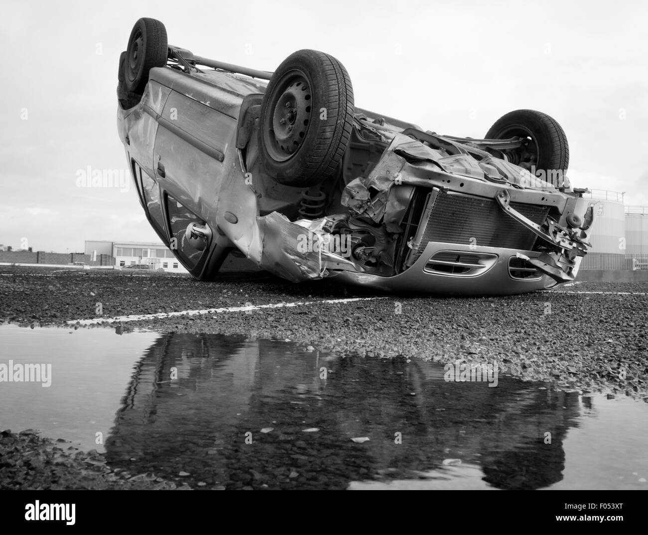 Location de tourné à l'envers après collision routière et reflet dans l'eau. En monochrome Banque D'Images