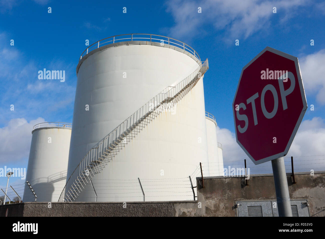 Les réservoirs de carburant industriel et road sign ''Stop'' Banque D'Images