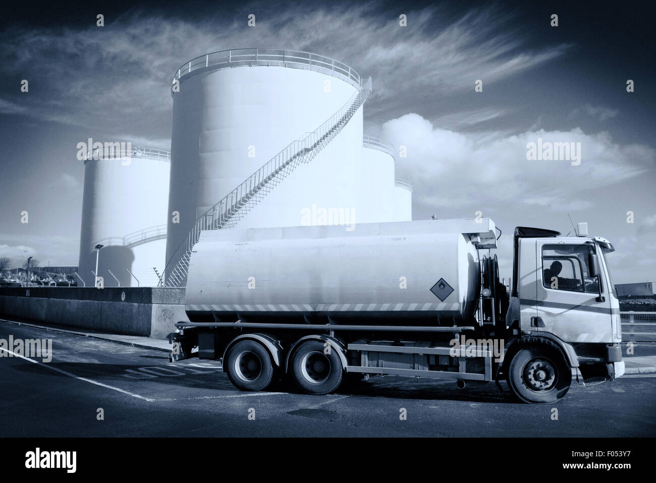 Camion avec réservoir de carburant et de stockage industriel, site monochromatic Banque D'Images