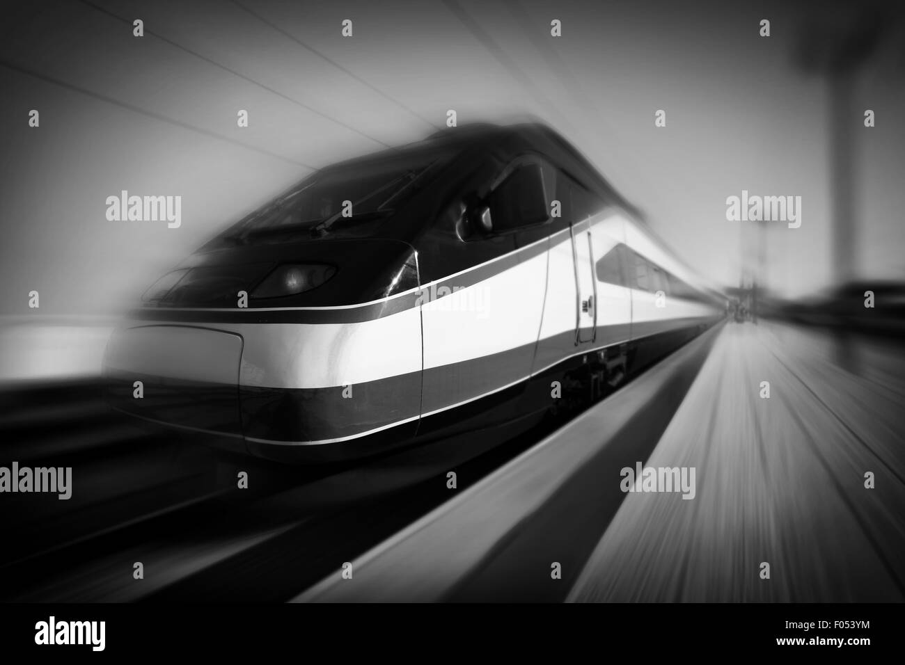 Moderne à haute vitesse train intercity avec le flou, abstrait. En monochrome Banque D'Images