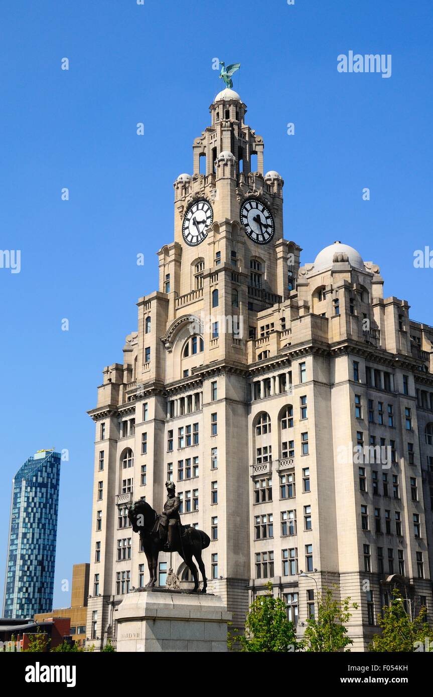 Le Royal Liver Building à Pier Head avec une statue du roi Édouard VII au premier plan, Liverpool, Merseyside, England, UK. Banque D'Images