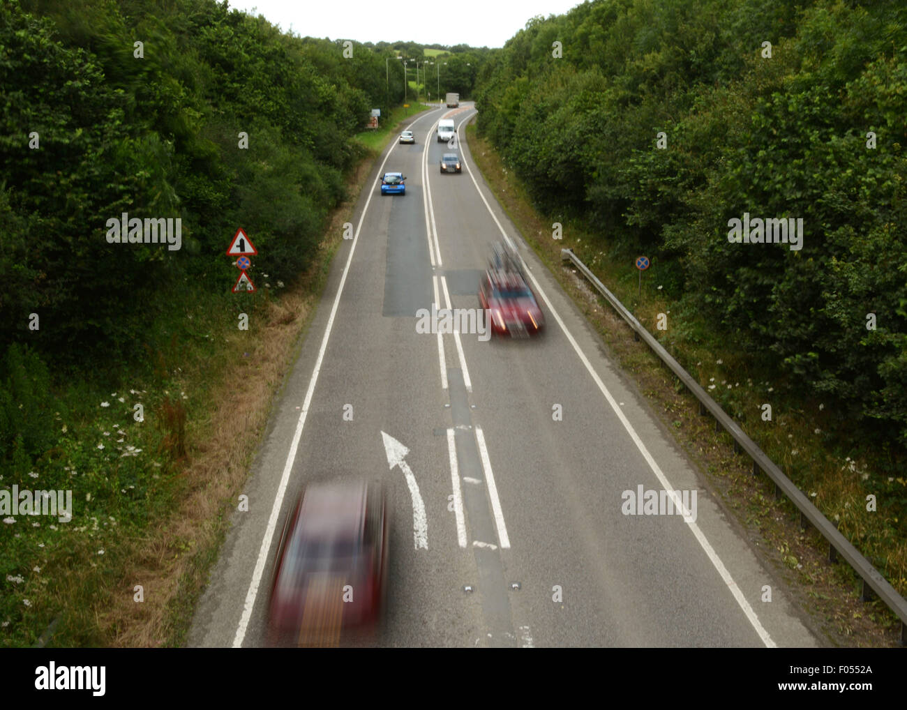 North Devon Link Road A361 Barnstaple à Tiverton Route principale Route boisée du trafic Banque D'Images