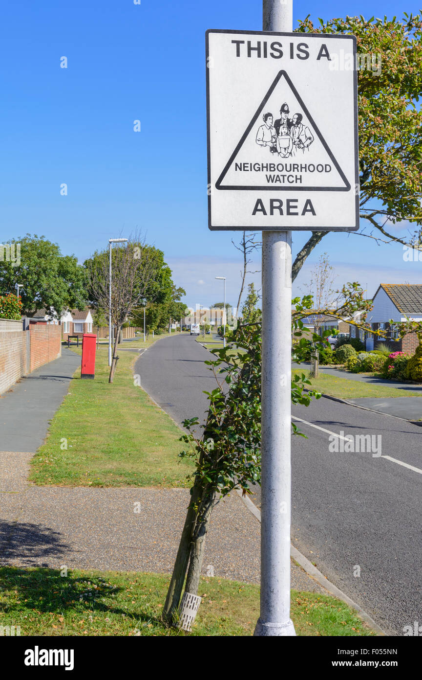 Zone de surveillance de quartier panneau d'avertissement sur une route résidentielle dans une ville du sud de l'Angleterre, Royaume-Uni. Banque D'Images