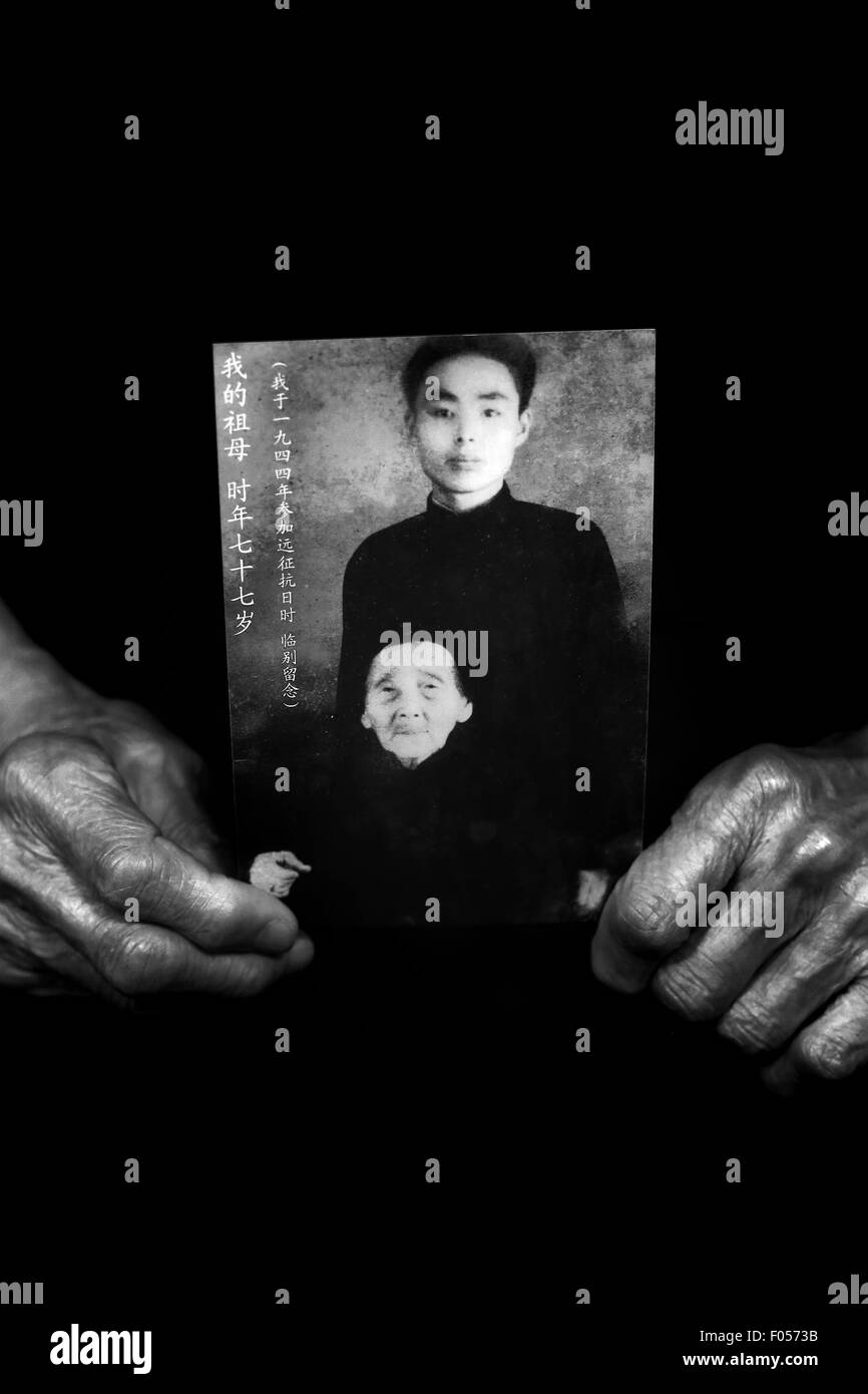 Le RCS. 19 Juin, 2015. Chine - 19 juin 2015 : (usage éditorial uniquement. Chine)(MINIMUM PRICE : USD 100) Su Ziliang : Masculin, né en 1924 et vit aujourd'hui à Chengdu Sichuan. Il a été encouragé par l'appel disant tous les jeunes devraient rejoindre l'armée quand chaque pouce était couvert de sang, et s'est joint à l'armée en poste à l'Inde. Ils se sont envolés de Xinjin à Wujiaba à Kunming, puis à Tingjiang en Inde, après l'disinfetion et l'évolution des poursuites en Tingjiang, les 10 personnes ont été attribuées aux étudiants Sodiers Groupe des 10e Régiment du génie. Couper dans une montagne, l'abattage des arbres, la mise en place de ponts, et de la construction Banque D'Images