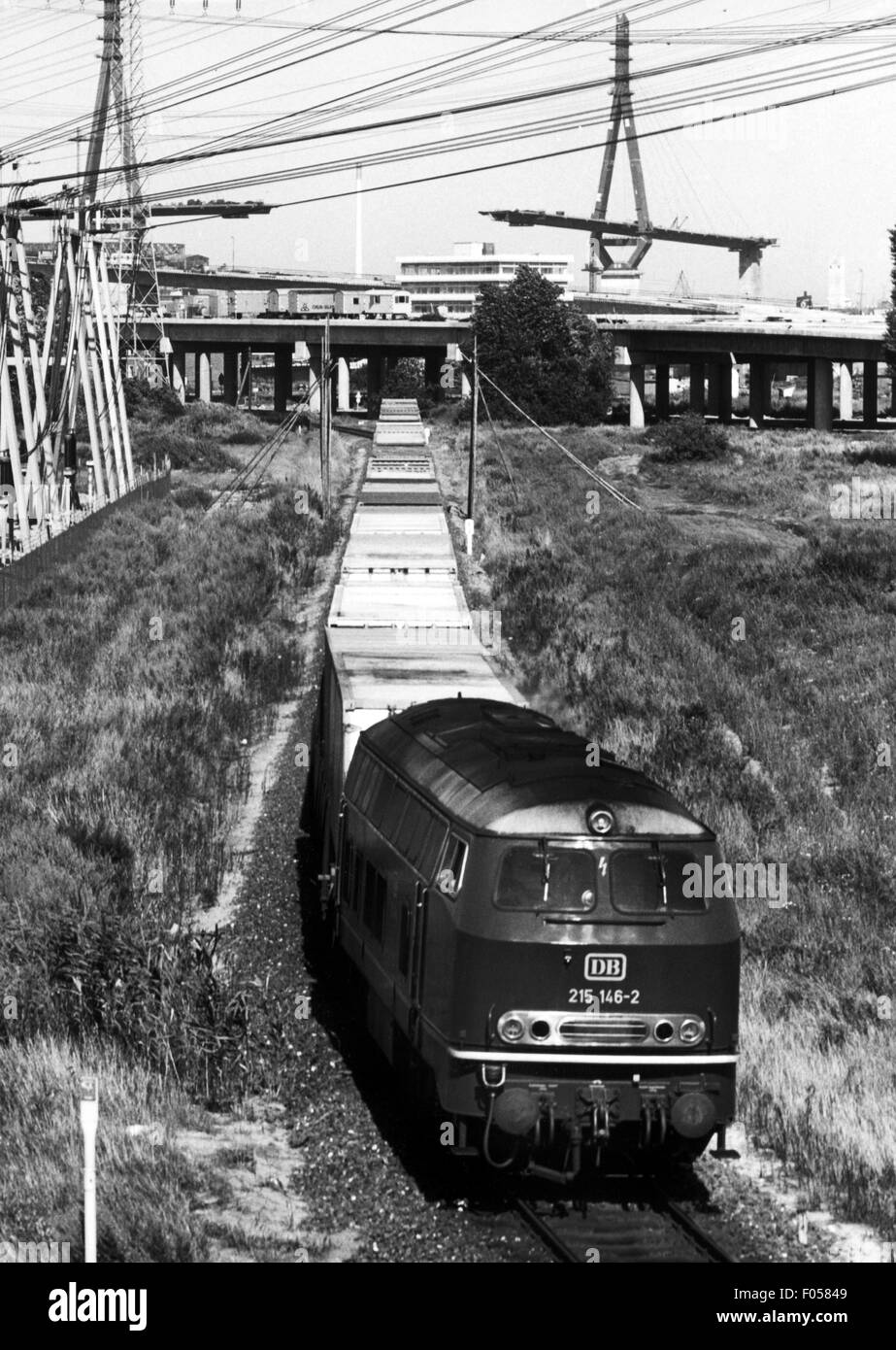 Transport / transport,chemin,de,fer,train,fret pour le transport de conteneurs,tiré par une locomotive diesel classe 215,en arrière-plan le pont Koehlbrand inachevé,Hambourg,vers 1971,chemins de fer fédéraux allemands,Deutsche Bundesbahn,wagon de marchandises,wagons de marchandises,wagons de marchandises,wagons de marchandises,wagons de marchandises,wagons de wagons de wagons de marchandises,wagons de wagons de wagons de wagons de wagons de wagons de wagons de wagons de wagons de wagons de wagons de wagons de wagons de wagons de wagons de wagons de wagons de wagons de wagons de wagons de wagons de wagons de wagons de wagons de wagons de wagons de wagons de wagons de wagons de wagons de wagons de wagons de wagons de wagons de wagons de wagons de wagons de wagons de wagons de wagons de Banque D'Images