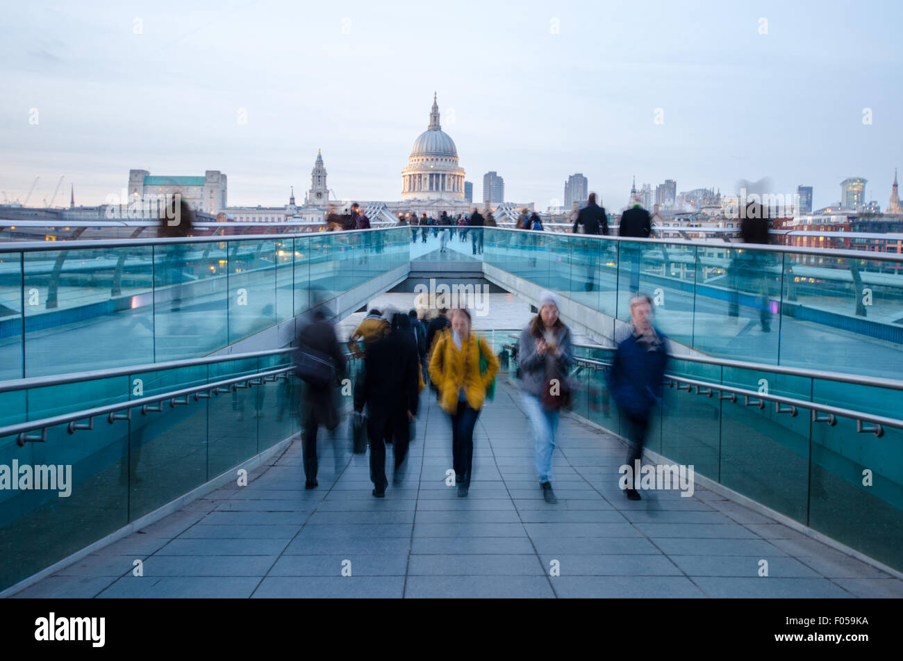 Millennium Bridge de nuit. Banque D'Images