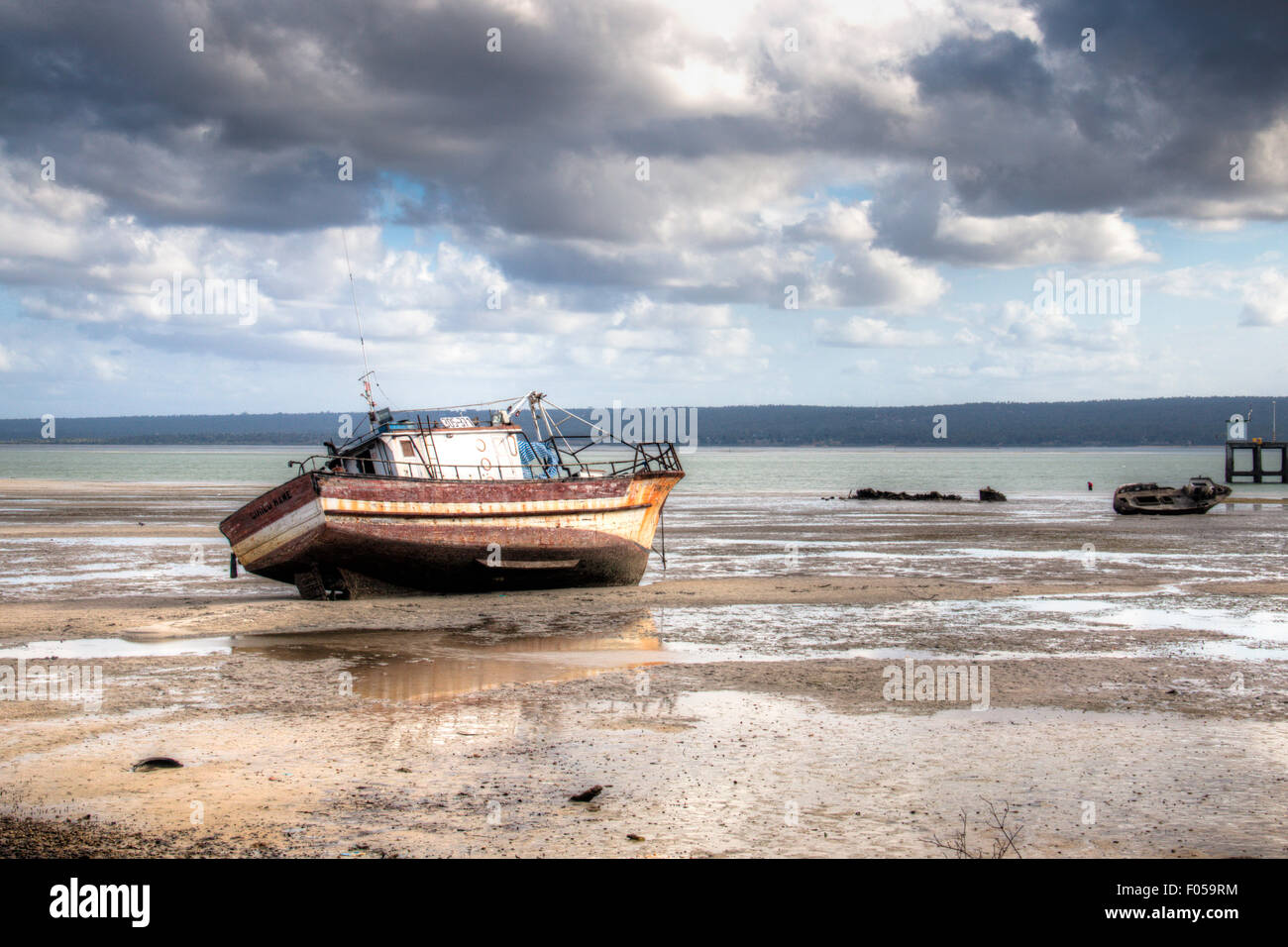 La jetée dans le port d'Inhambane avec de vieux bateaux Banque D'Images