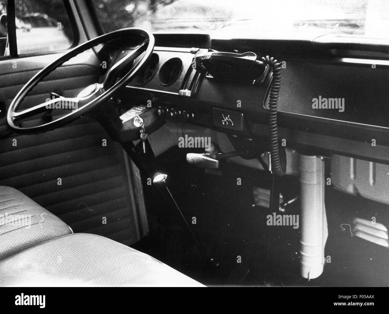 Transport / transport, voiture, variantes de véhicule, Volkswagen, VW T2 van, détecteur van, vue intérieure, tableau de bord de voiture, 1970, droits supplémentaires-Clearences-non disponible Banque D'Images