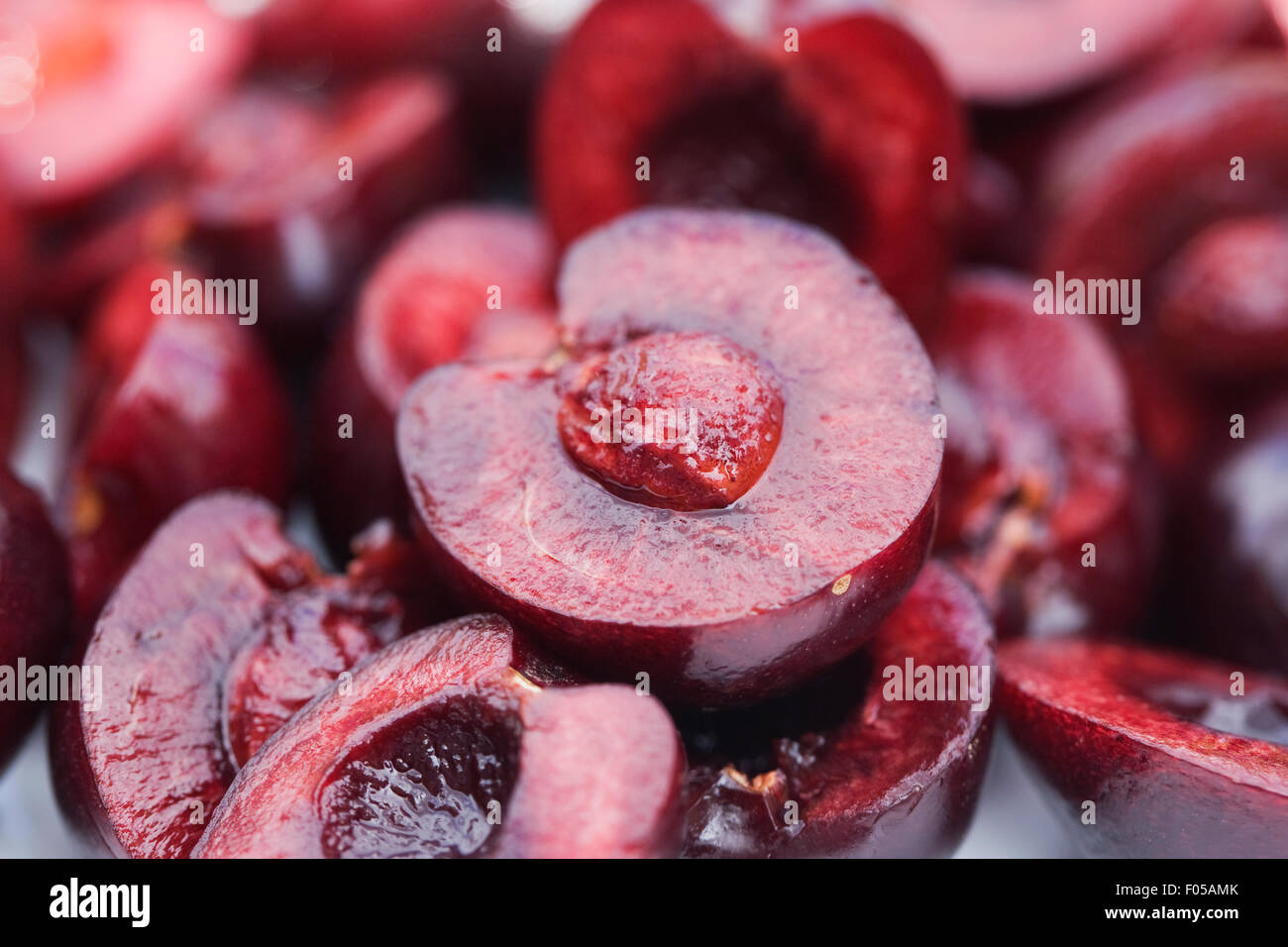 Close up de couper les cerises. Banque D'Images
