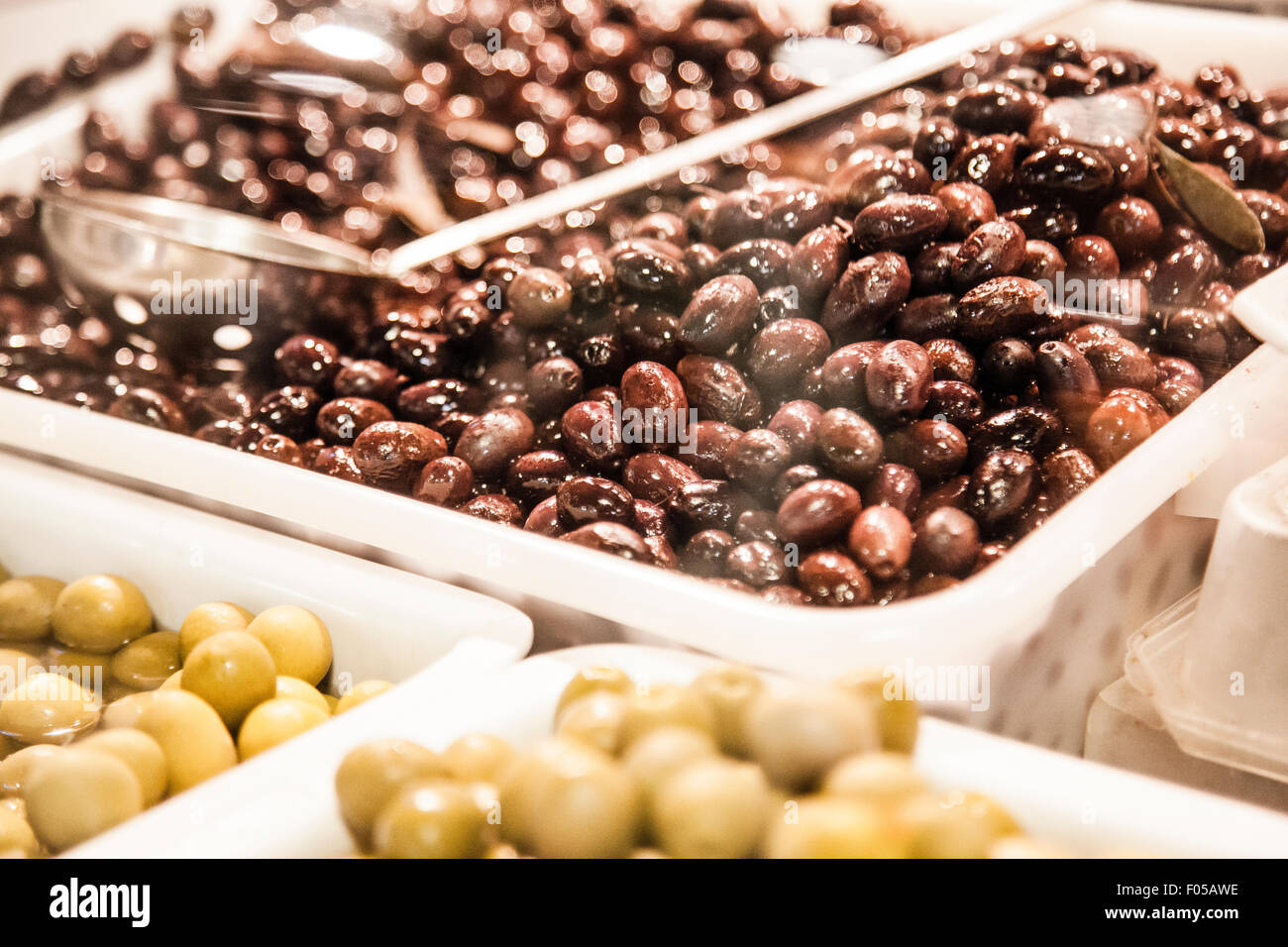 Olives boutique de La Boqueria, Barcelone. Banque D'Images