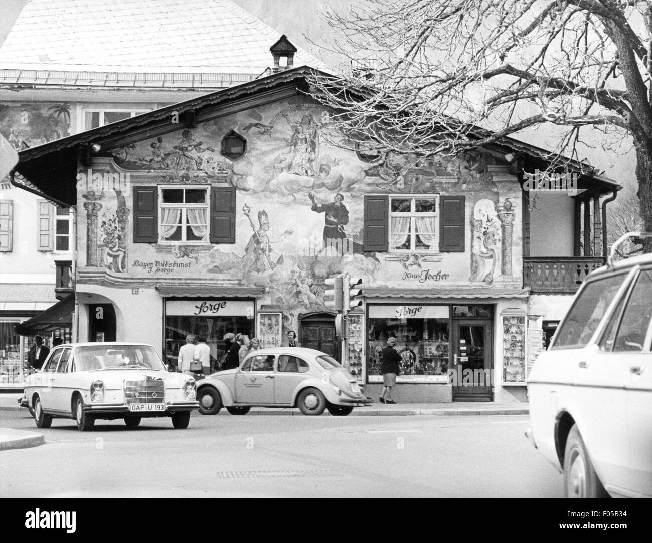 Géographie / voyage,Allemagne,Garmisch-Partenkirchen,bâtiment,Jocherhaus,Am Kurpark,vue extérieure,26.3.1974,Garmisch Partenkirchen,quartier Garmisch,maison de Jocher,art de peindre,Lüftl,mural,fresque, façade, Heinrich Bickel 1926,commerce,souvenirs,garage,Mercedes,Daimler,transport,114,magasins de souvenirs,Allemagne,Allemagne,Allemagne,Allemagne,Allemagne,Allemagne,magasin de souvenirs,Allemagne,Allemagne,Allemagne,Allemagne,Allemagne,Allemagne,Allemagne,Allemagne,Allemagne,Allemagne,Allemagne,Allemagne,Allemagne,rue,rue,rue,rue,rue,rue,rue,rue,rue,rue,rue,rue,rue,rue,rue,rue,rue,rue,rue,rue,rue,rue,rue,rue,rue,rue,rue,rue,rue,rue Banque D'Images