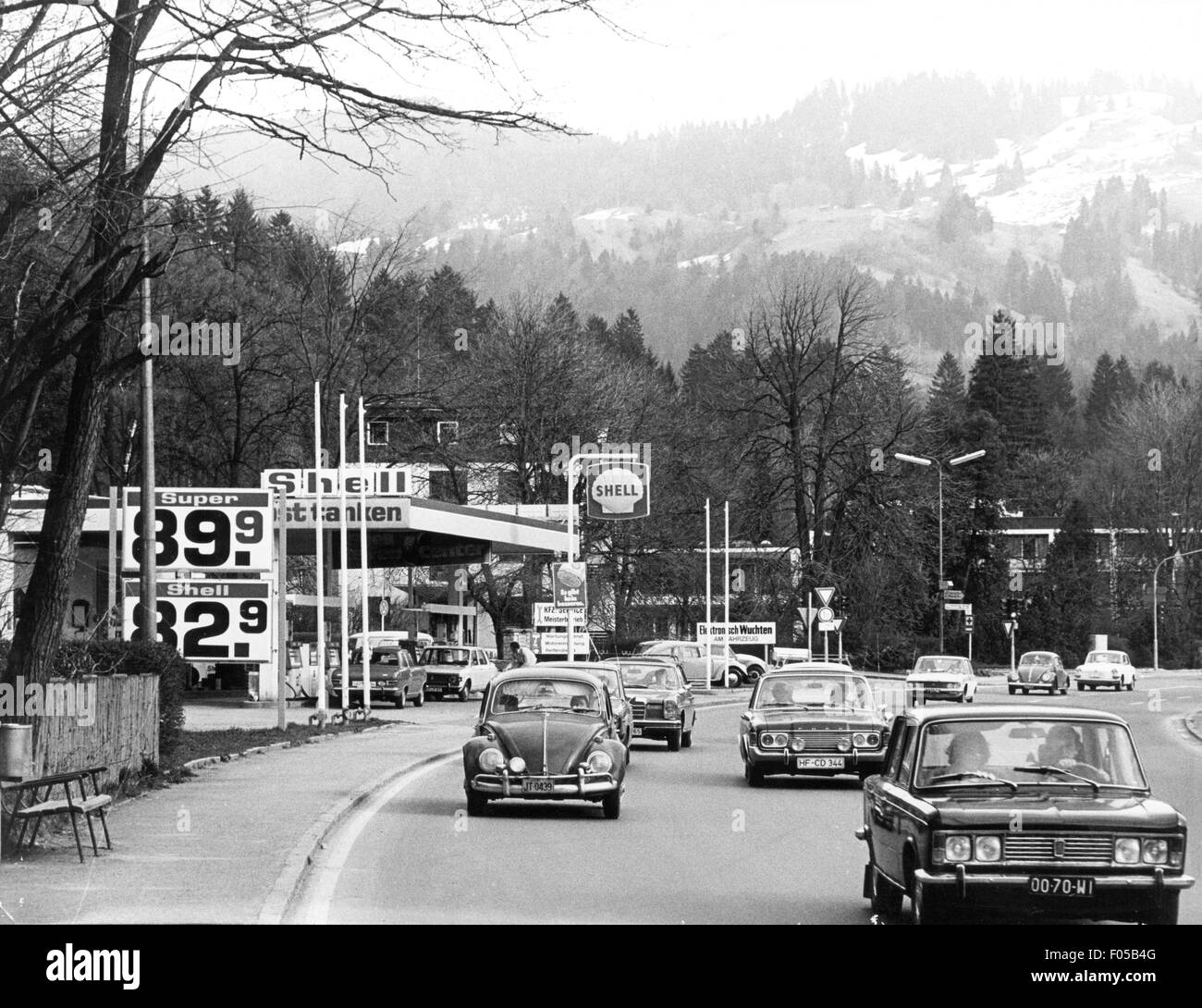 Transport / transport, voiture, station-service, station-service 'Shell', Garmisch-Partenkirchen, 26.3.1974, droits-supplémentaires-Clearences-non disponible Banque D'Images