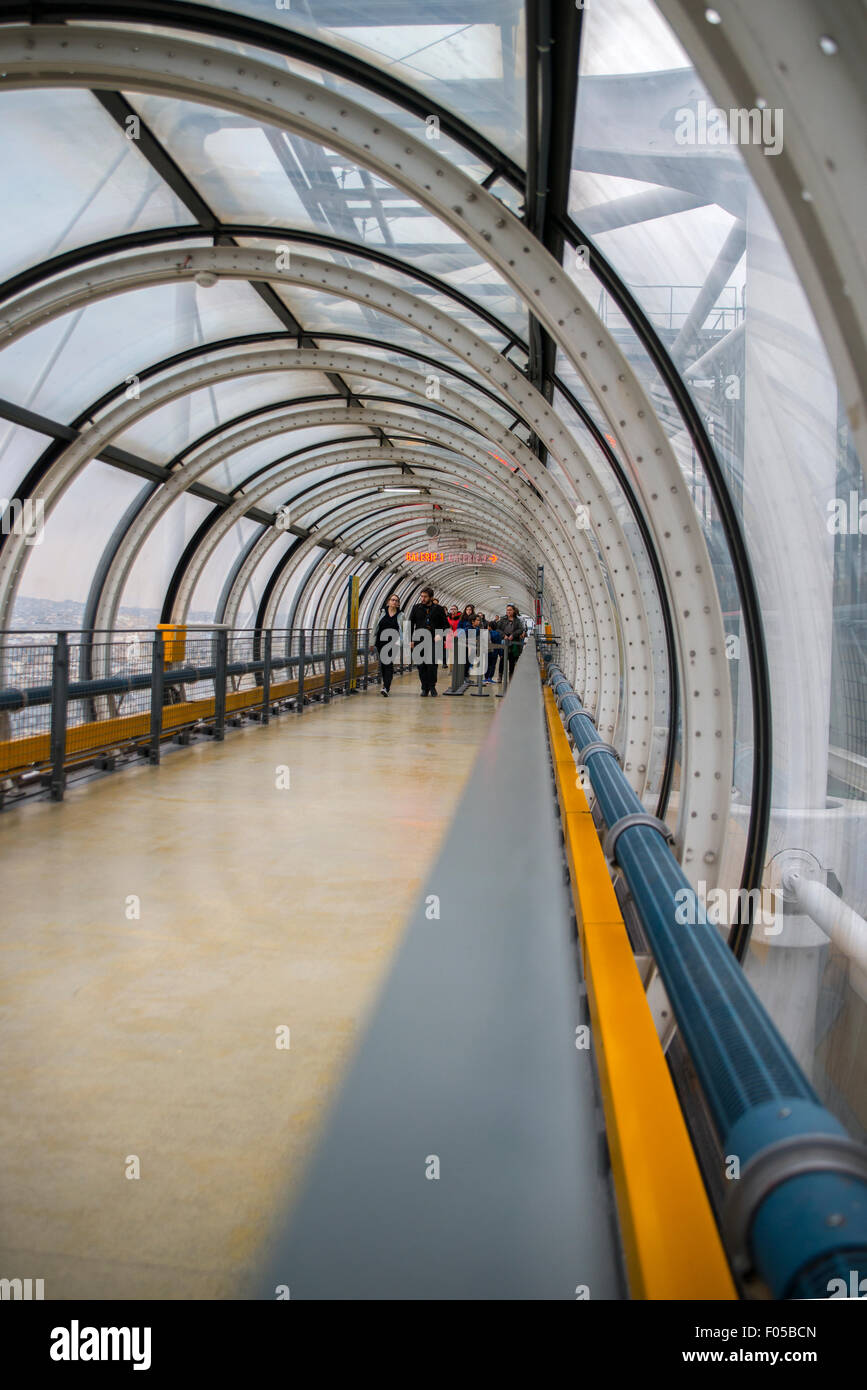 Piétons au Centre Pompidou, Paris, France Banque D'Images
