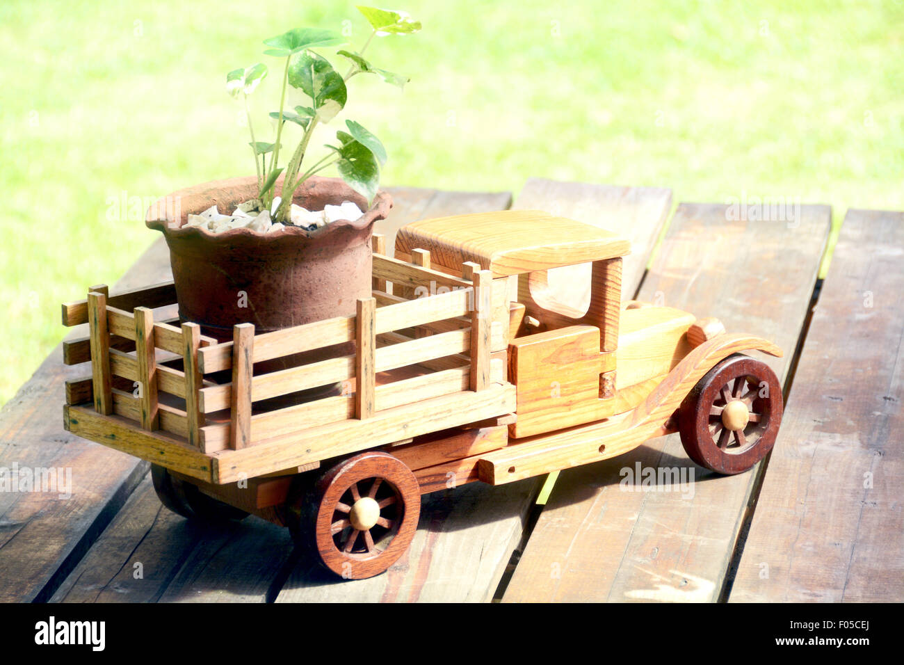 Jouet en bois Camion transportant une plante sur une table Banque D'Images