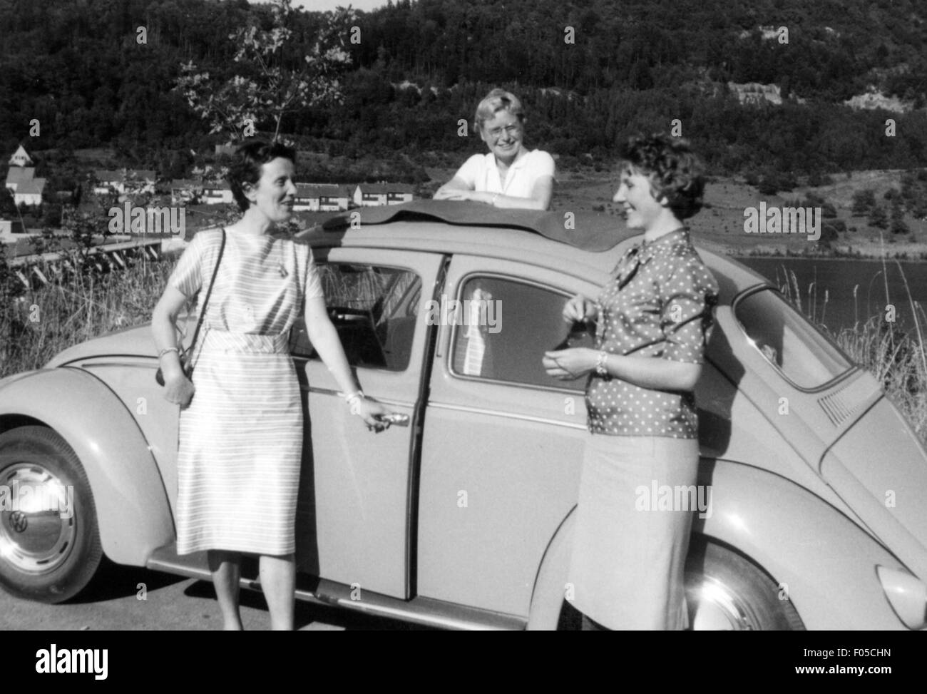 Temps de loisirs, excursion, trois femmes devant VW Beetle ayant une pause sur un voyage, années 1950, droits additionnels-Clearences-non disponible Banque D'Images