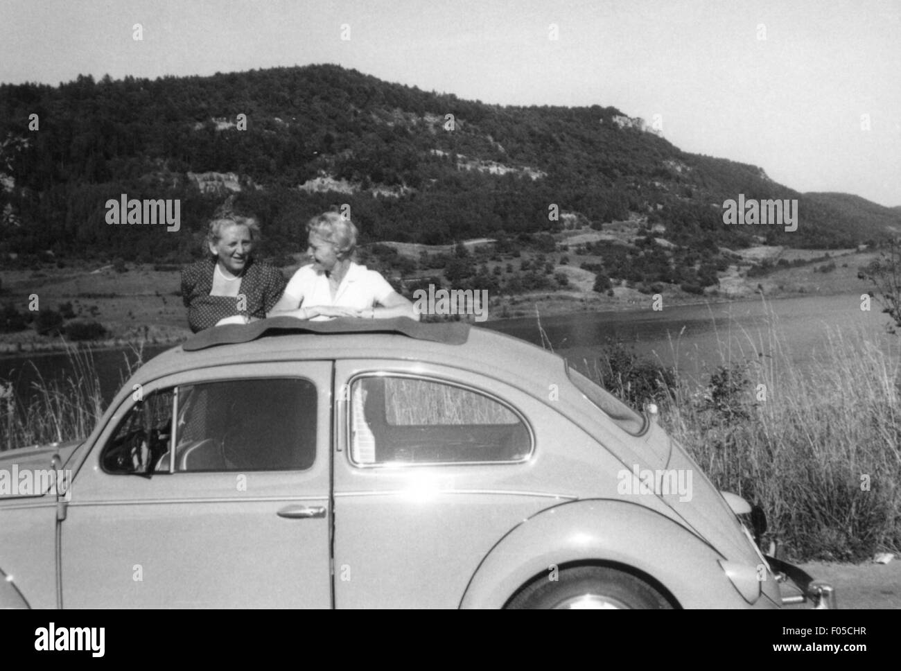 Temps de loisirs, excursion, deux femmes avec VW Beetle ayant une pause sur un voyage, années 1950, droits additionnels-Clearences-non disponible Banque D'Images