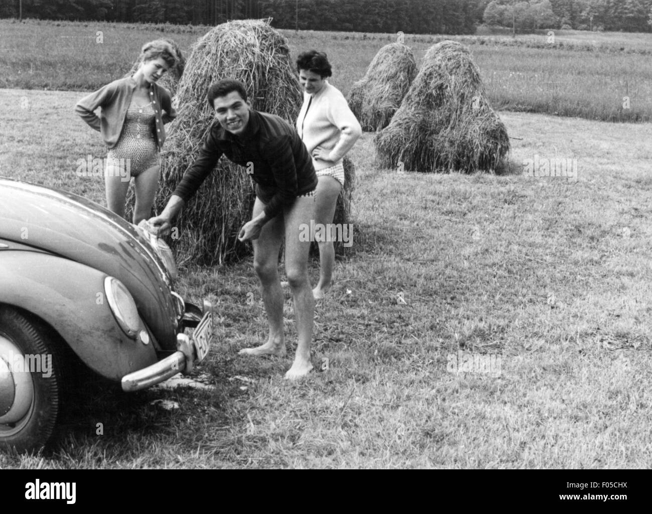 Transport / transport, voiture, variantes de véhicule, Volkswagen, VW scarabée, jeune homme lavant son véhicule sur un champ, années 1950, droits additionnels-Clearences-non disponible Banque D'Images
