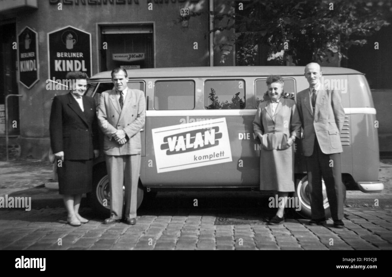 Transport / transport, voiture, variantes de véhicule, Volkswagen, VW T1 minibus, comme véhicule promotionnel pour la poudre à laver 'Valan', années 1950, droits supplémentaires-Clearences-non disponible Banque D'Images