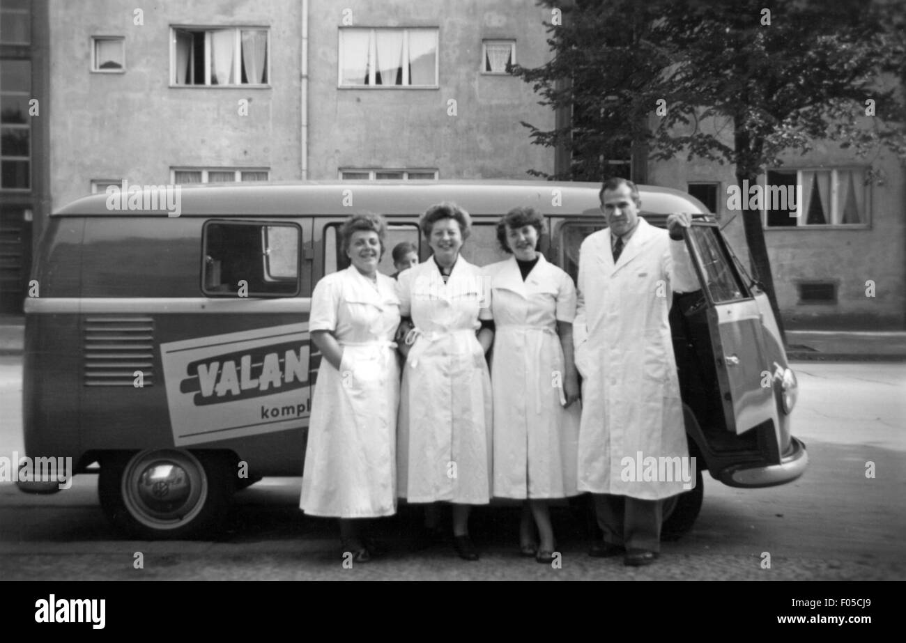 Transport / transport, voiture, variantes de véhicule, Volkswagen, VW T1 minibus, comme véhicule promotionnel pour la poudre à laver 'Valan', années 1950, droits supplémentaires-Clearences-non disponible Banque D'Images
